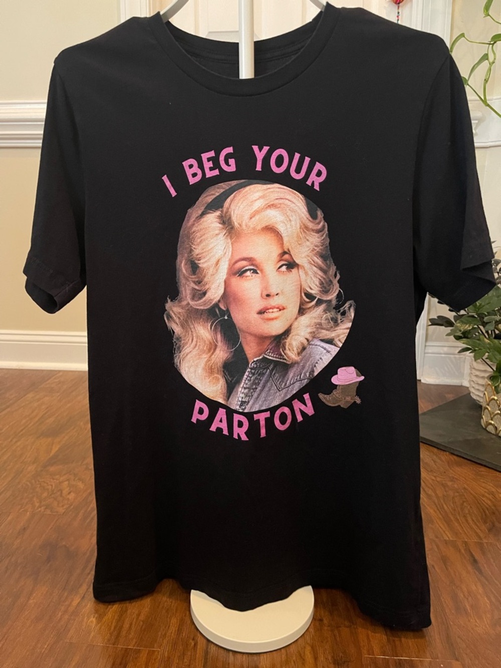 “I Beg Your Parton” Dolly Parton Graphic T-Shirt – Pink Cowboy Boot Design, Med
